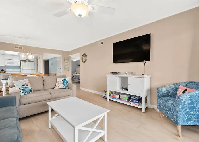 Relax In Charming 2 Bedroom Ocean Front Condo!