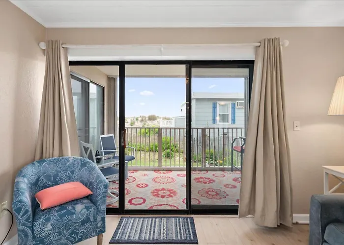 Relax In Charming 2 Bedroom Ocean Front Condo! Holiday home *
