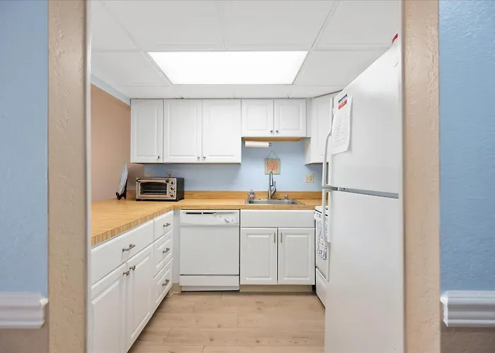 Relax In Charming 2 Bedroom Ocean Front Condo! Holiday home